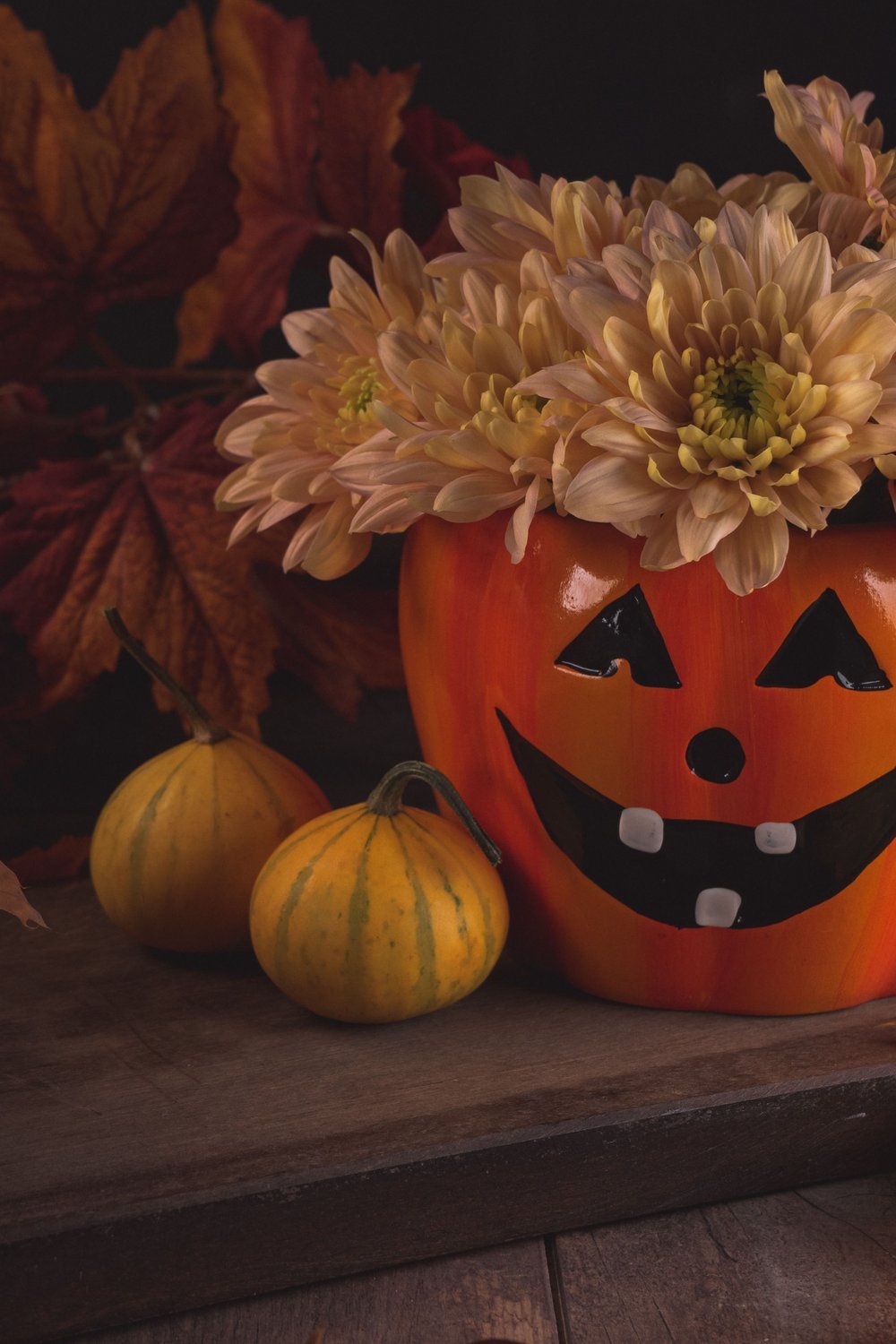 4. Jack-o-Lantern Centerpiece Displays for Halloween Tables - halloween party decorationst
