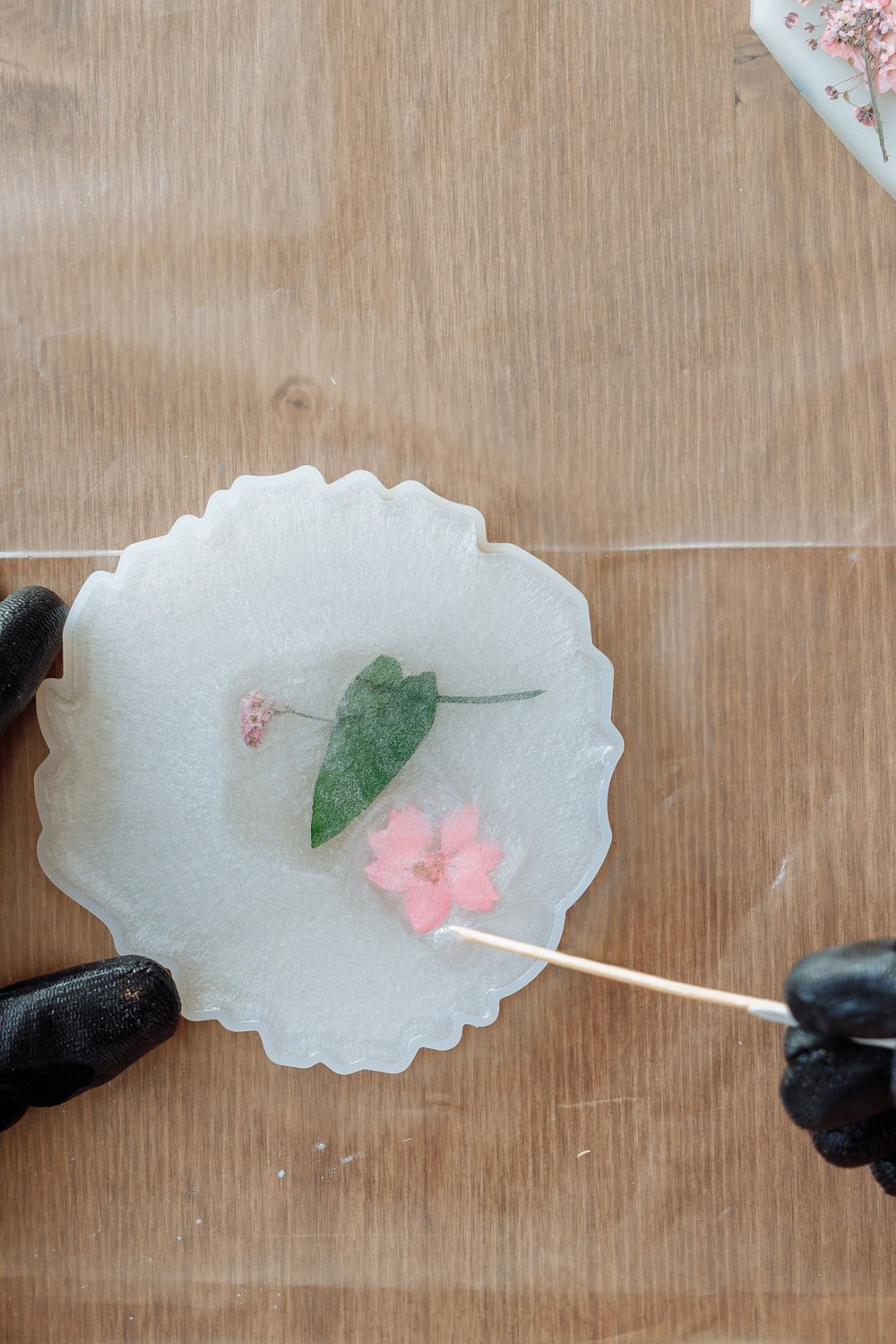 Nature-Inspired Leaf and Flower Suncatcher with Resin and Foliage - suncatcher diy